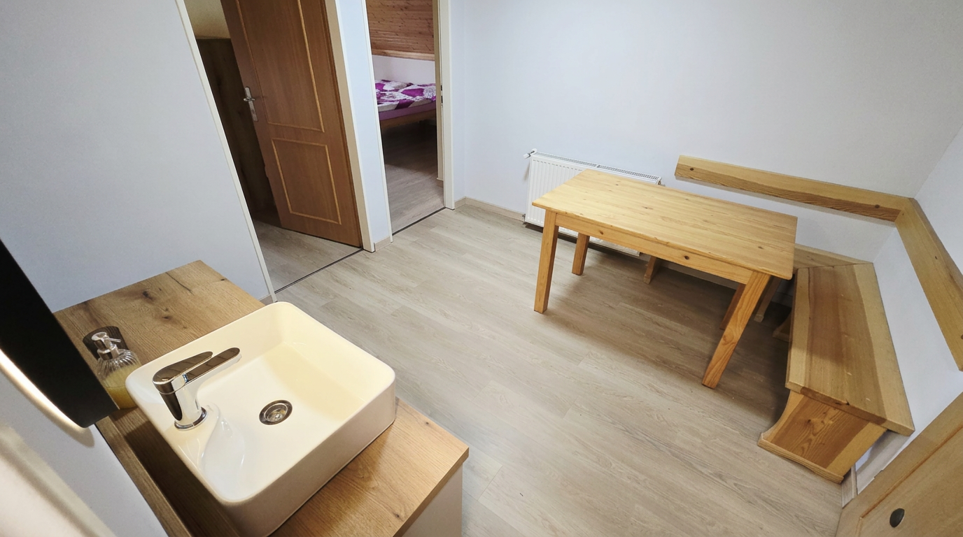 Jídelní kout s lavicemi – Apartmány Chaloupka, ubytování Jizerské hory