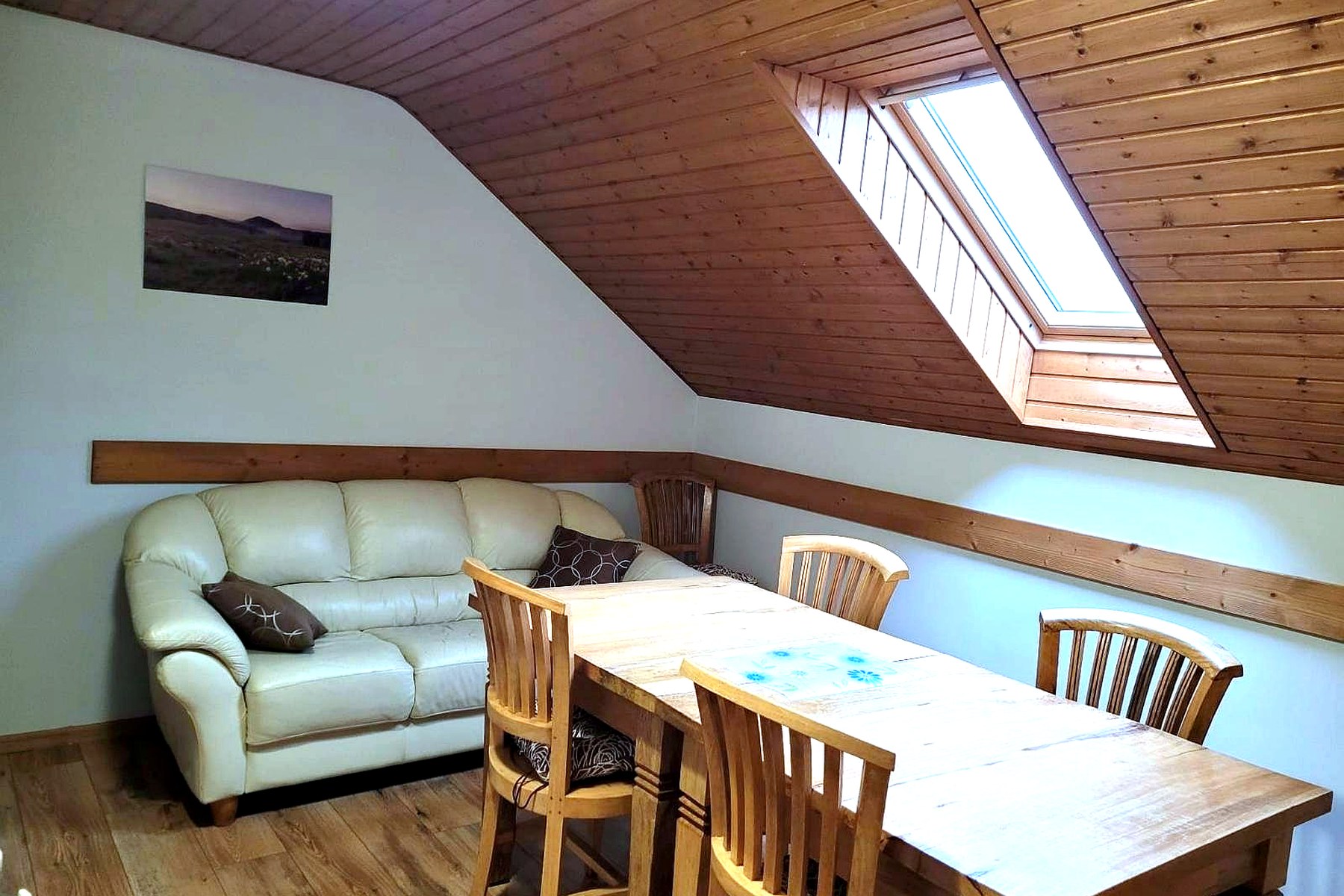 Apartmán 4 – posezení u jídelního stolu pod střešním oknem – Apartmány Sára, ubytování Jizerské hory