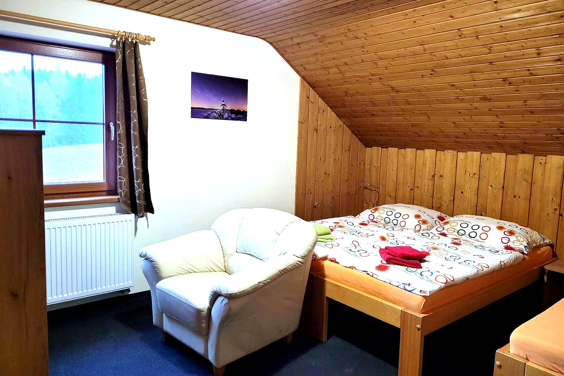 Apartmán 4 – podkrovní ložnice s dvoulůžkem, Apartmány Sára