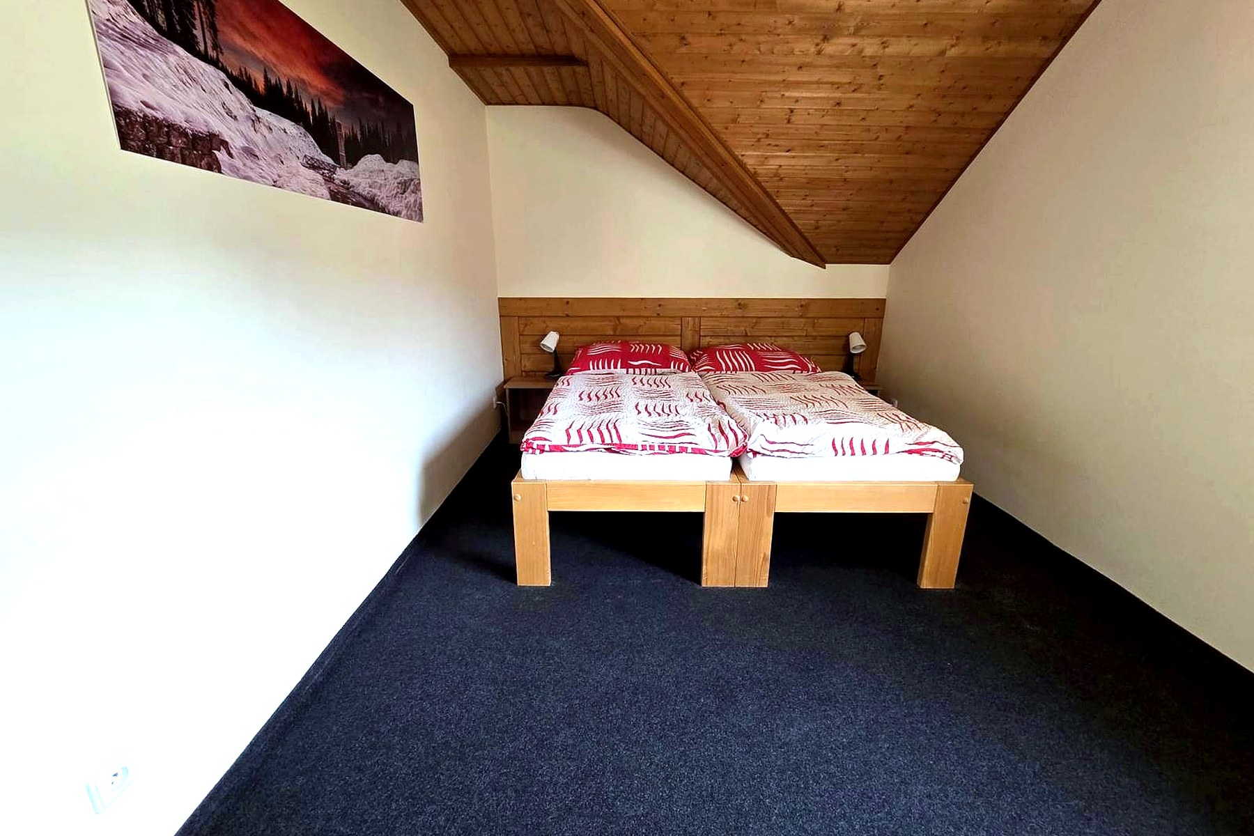 Apartmán 1 – druhá podkrovní ložnice s dvoulůžkem – Apartmány Sára, ubytování Jizerské hory
