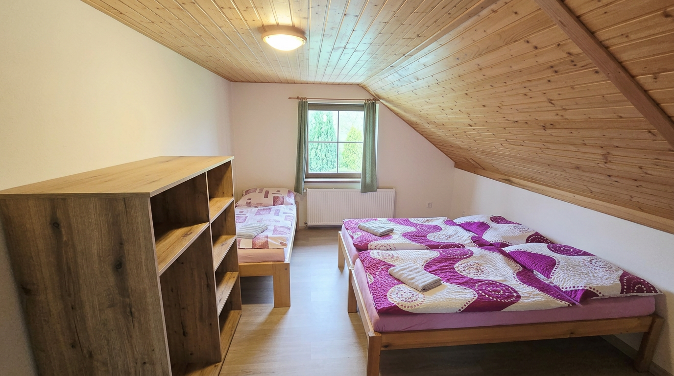 Podkrovní ložnice s manželskou postelí a přistýlkou – Apartmány Chaloupka, ubytování Jizerské hory