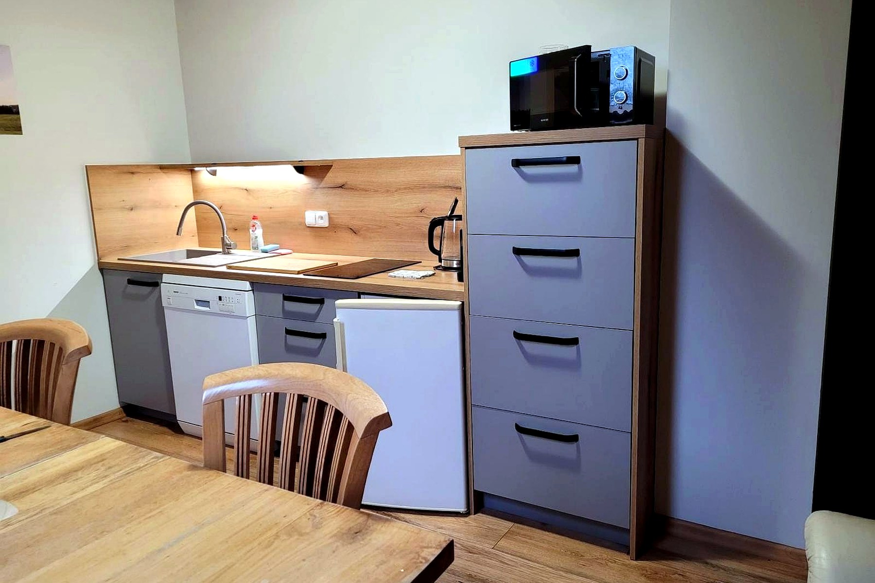 Apartmán 4 – vybavená kuchyně s dřevěným jídelním stolem – Apartmány Sára, Tanvald - Žďár
