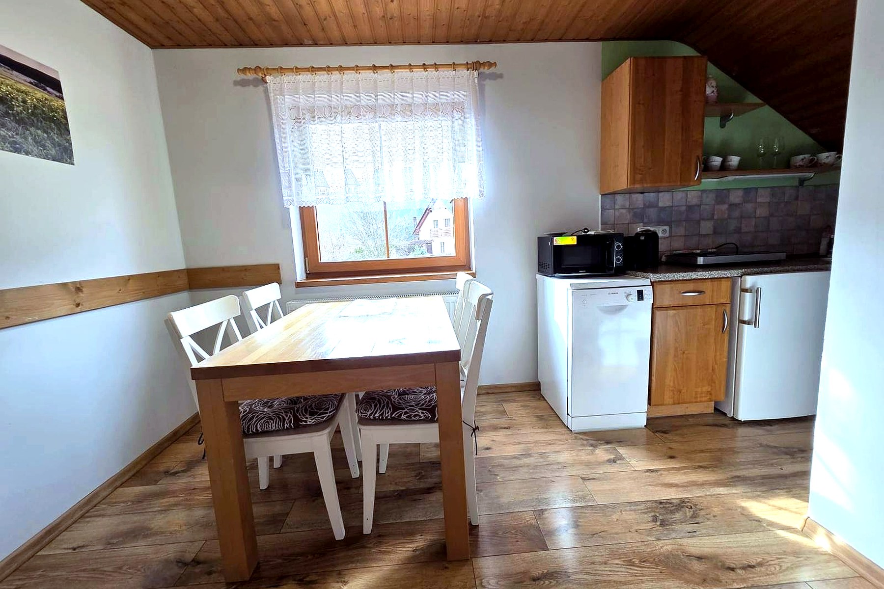 Apartmán 1 – jídelní kout s vlastní kuchyní a výhledem do údolí – Apartmány Sára, Tanvaldský Špičák
