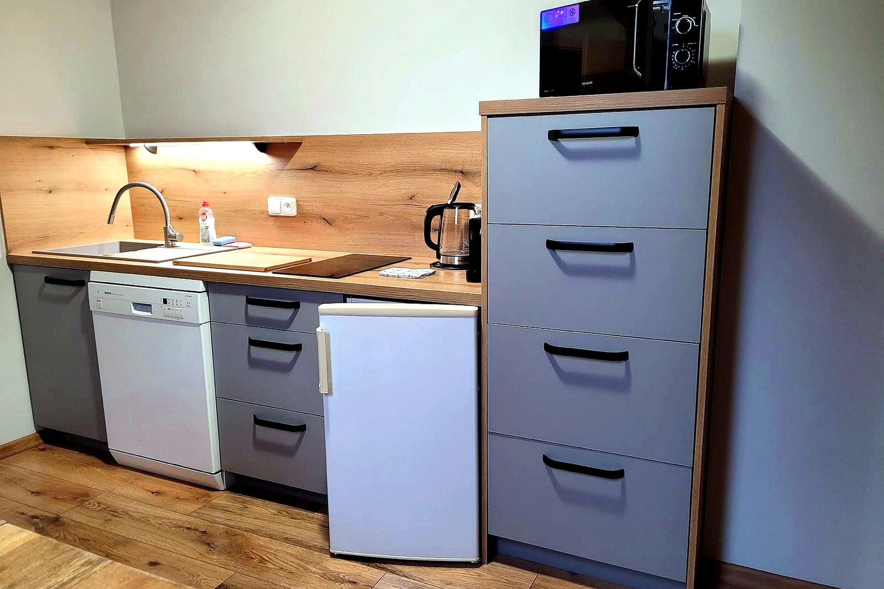 Apartmán 4 – kuchyňská linka s myčkou a lednicí, Apartmány Sára