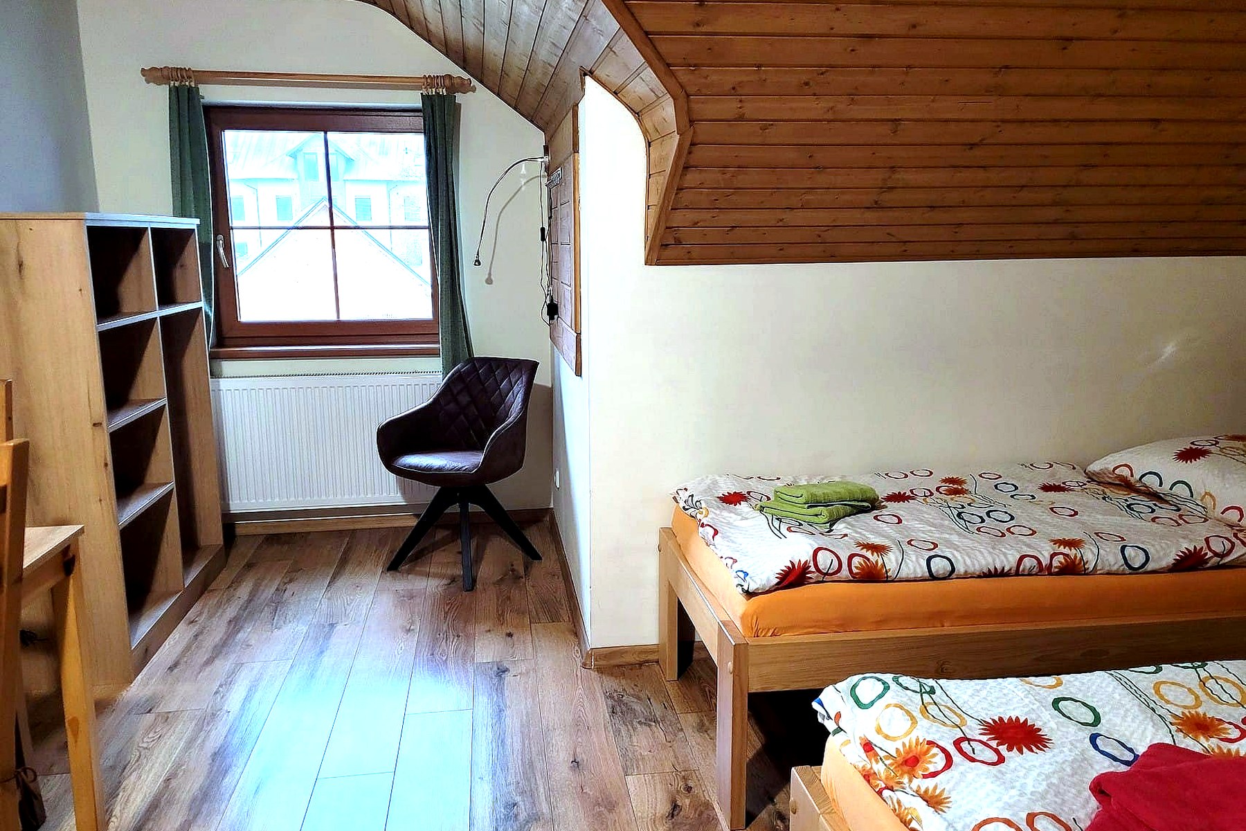 Apartmán 3 – lůžková část s oknem, Apartmány Sára