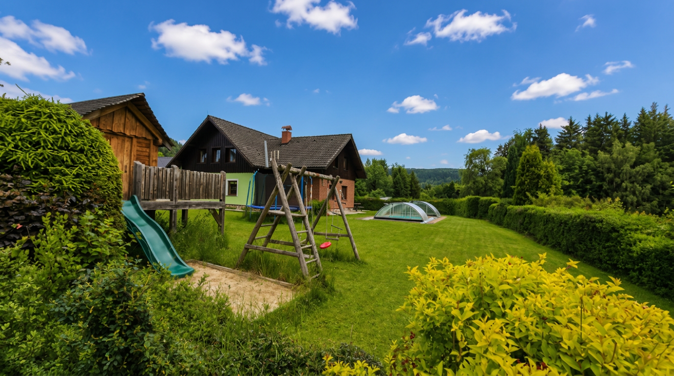 Pohled na zahradu s hřištěm, bazénem a chalupou – Apartmány Chaloupka, ubytování Jizerské hory